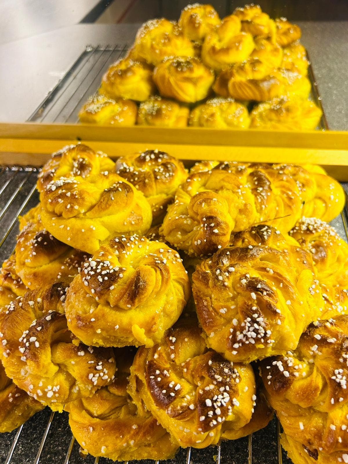 Nybakade saffransbullar med pärlsocker